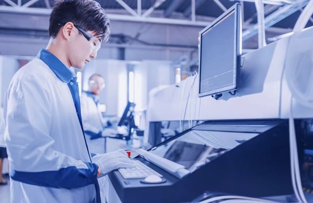 XIRO precision press machinery used in university laboratories and material science research departments